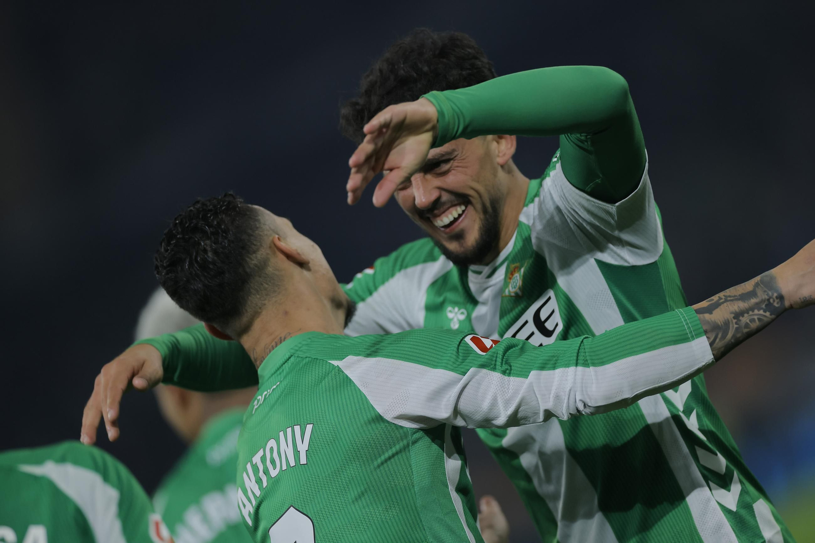 Pablo Fornals se abraza a Antony.