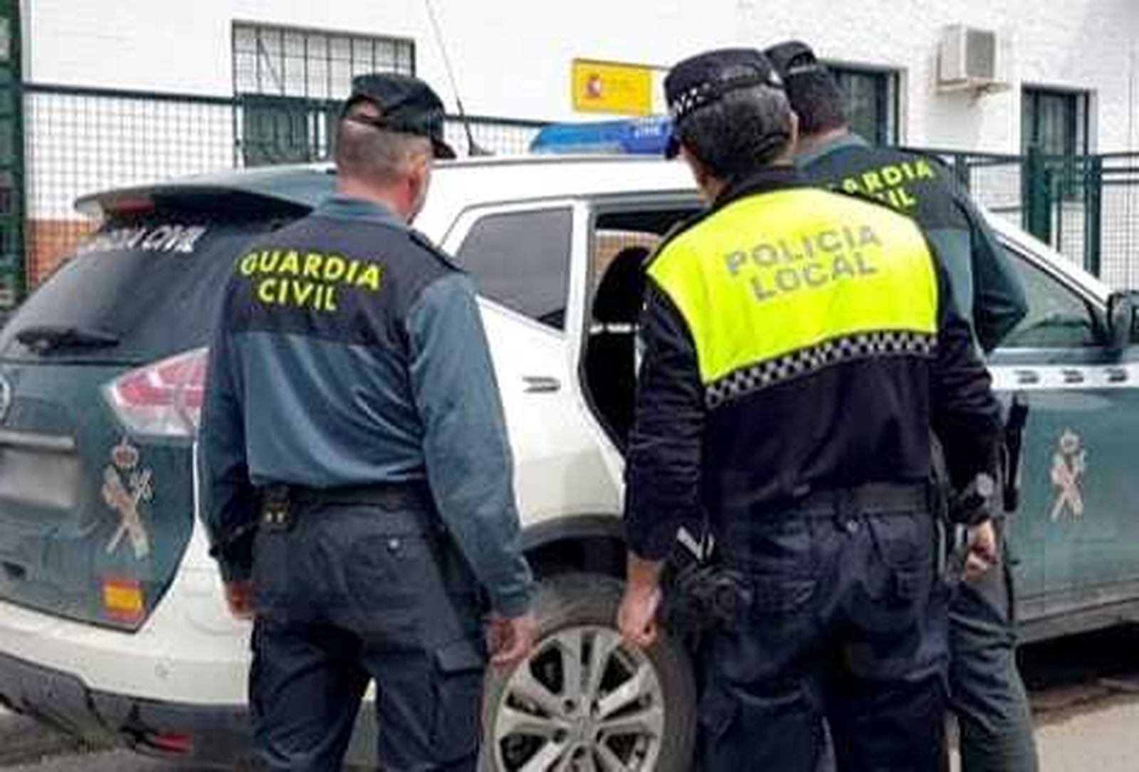 Imagen de la detención facilitada por la Policía Local de Íllora a través de sus redes sociales.
