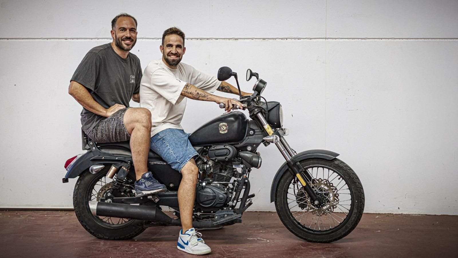 Diego Villalba (de paquete) y Alejandro Oneto (a los mandos de la moto), la dupla al frente de la empresa Puterful, que ha recorrido una década desde el ingenio y la creatividad.