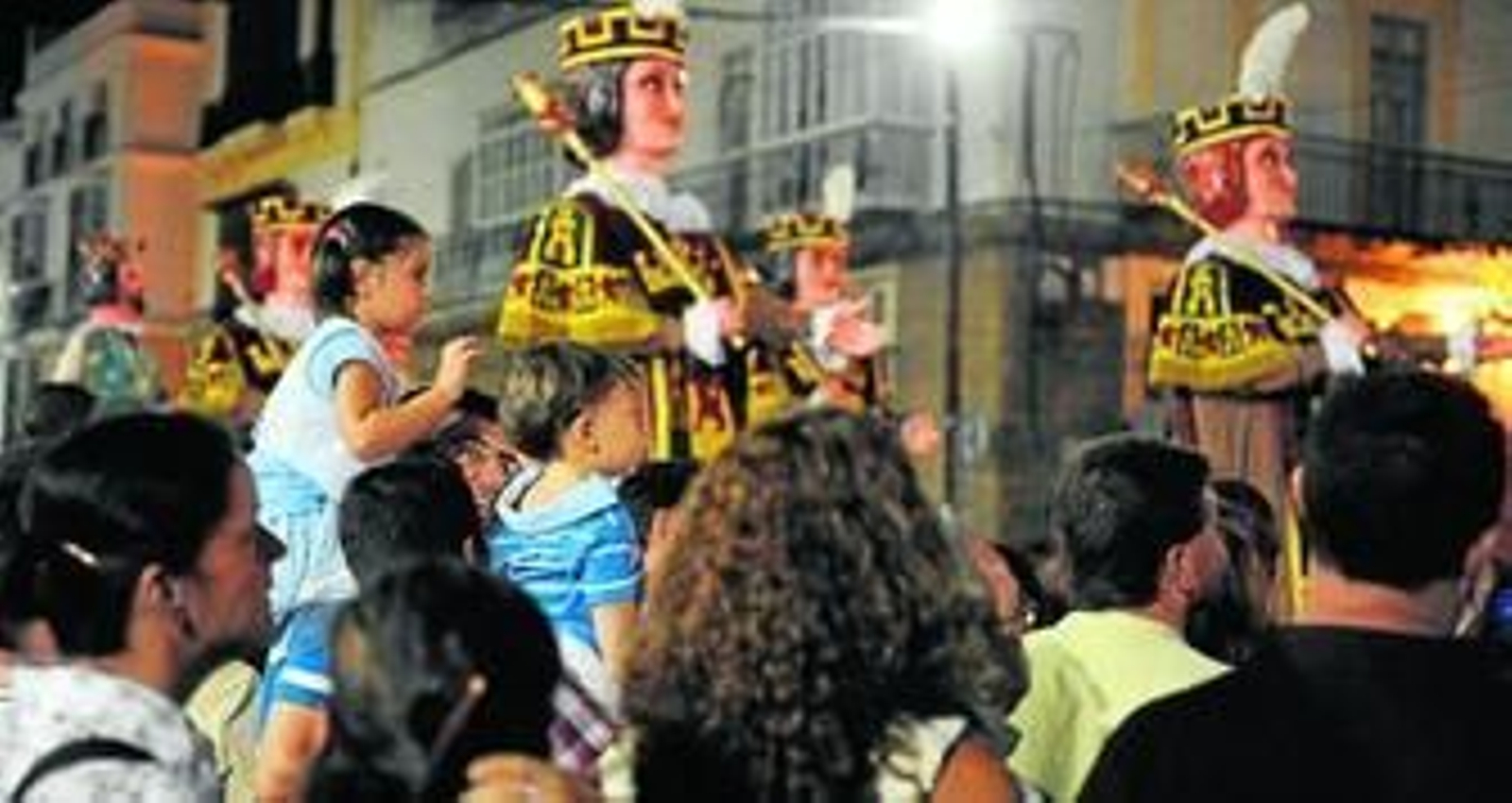 Los gigantes, una de las atracciones de la cabalgata, a su paso el viernes por la calle Real.