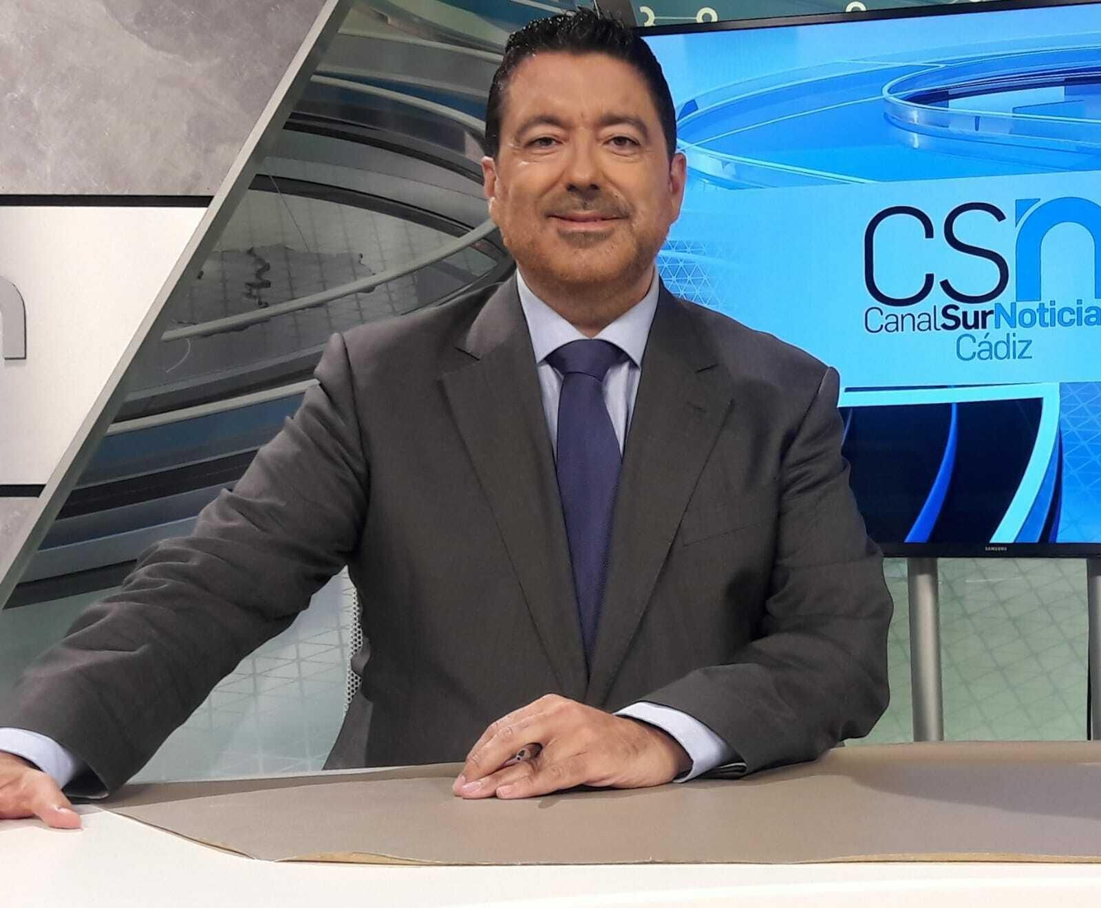 Javier Benítez, presentando el informativo de Canal Sur Noticias en Cádiz.
