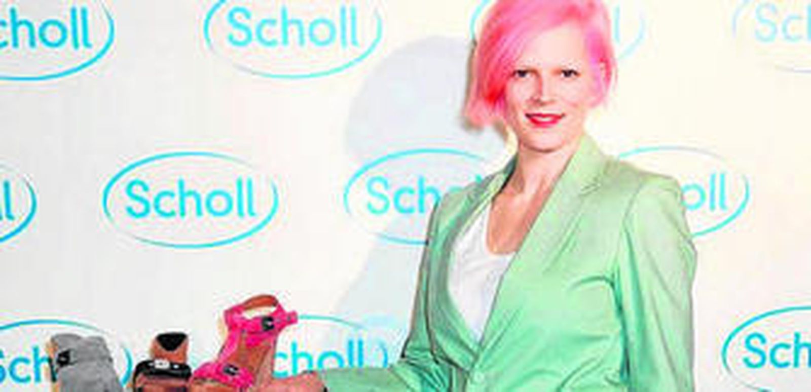 Bimba Bosé, ahora con el pelo rosa, promociona calzado