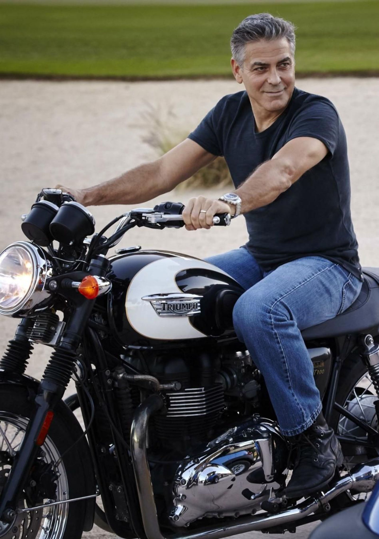George Clooney, a bordo de una moto