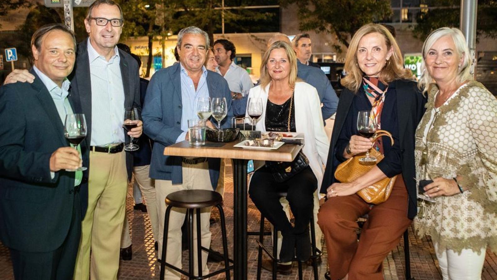 Miembros de la familia García Delgado junto al consul de España en Italia, Luis Fernández Cid, y el concejal del PP en Sanlúcar, Juan José Marmolejo, durante la inauguración.