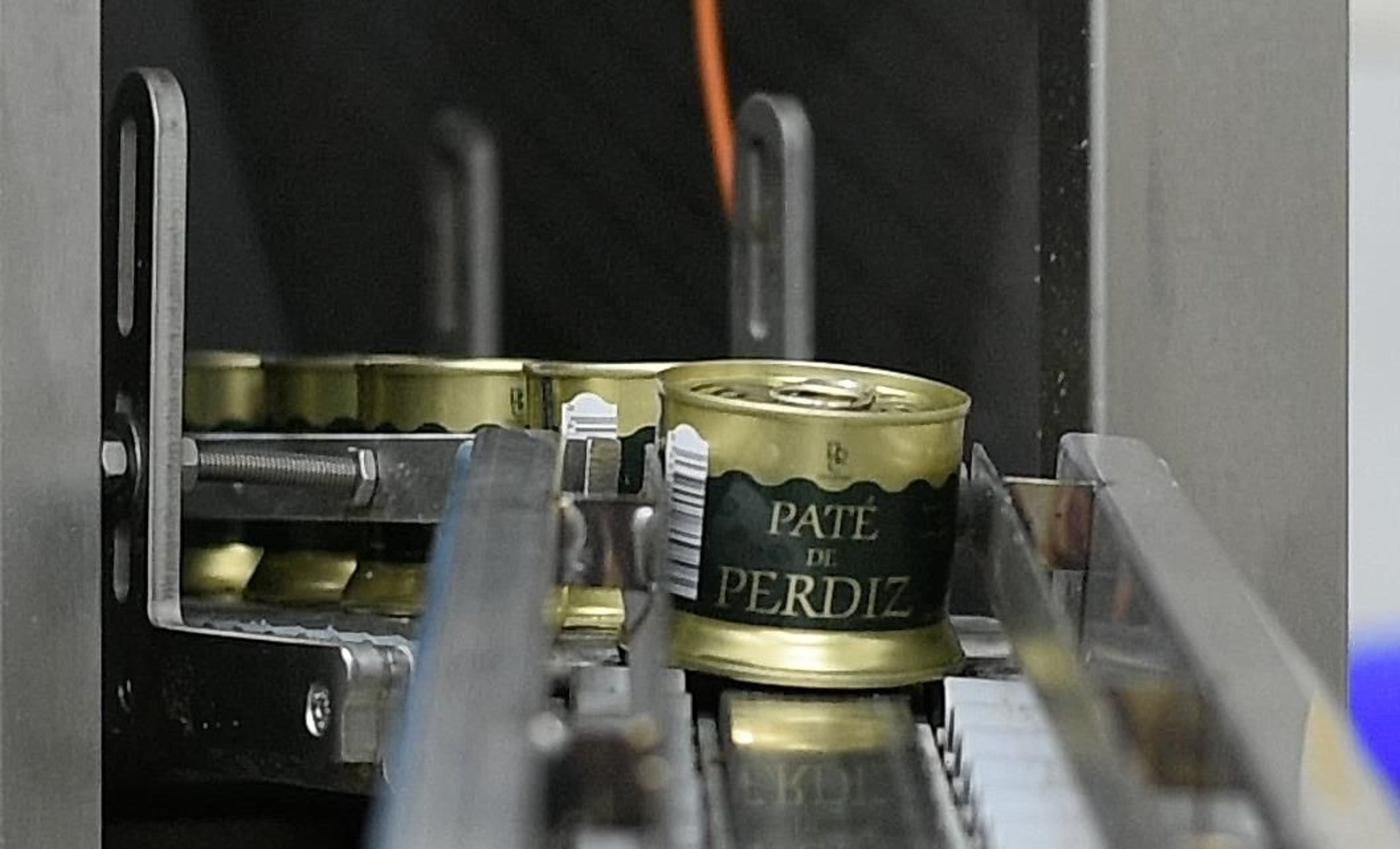 Lata de La Real Carolina durante el proceso de producción en la fábrica.