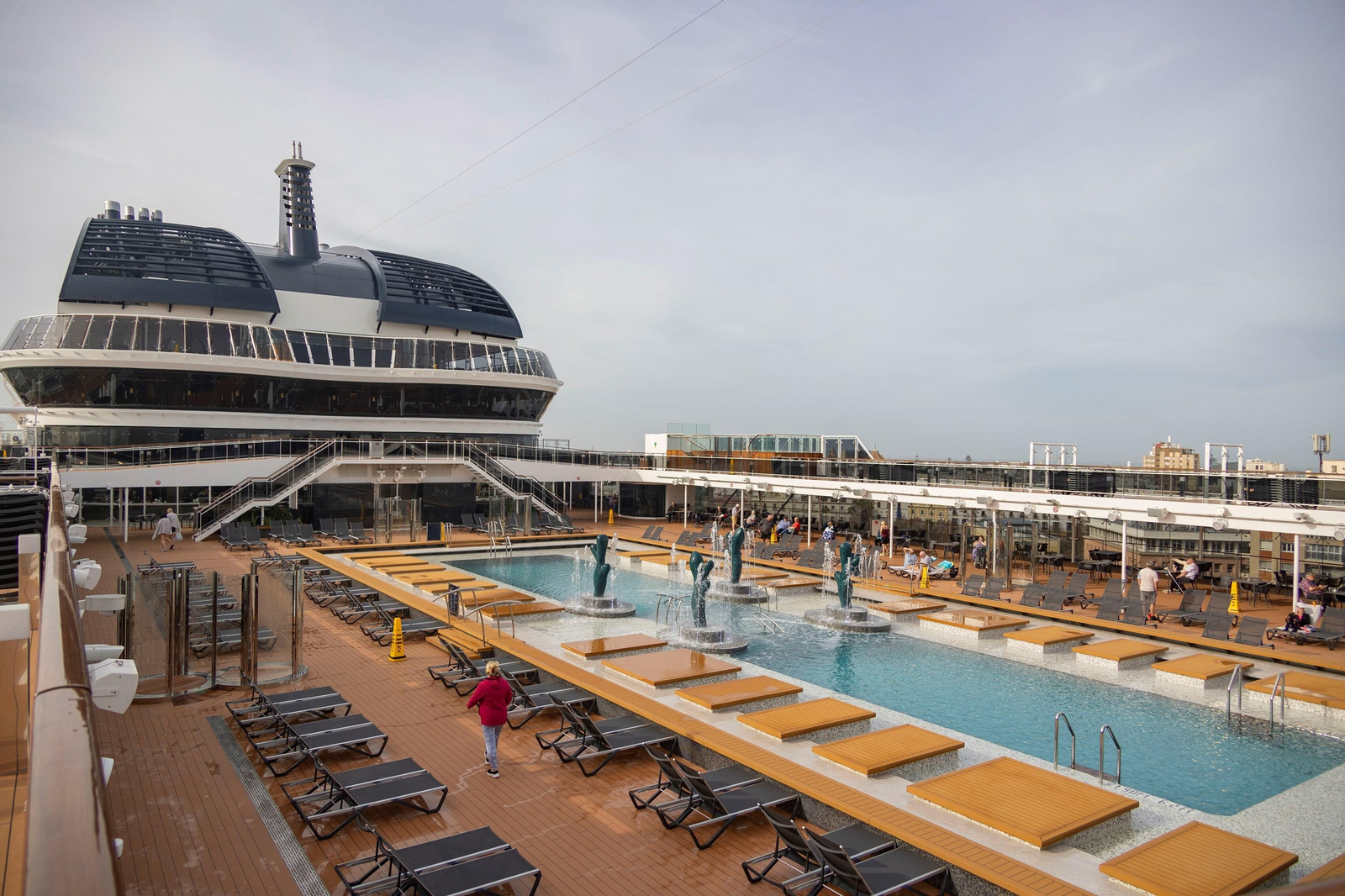 Imágenes de la visita del crucero MSC Euribia al puerto de Cádiz