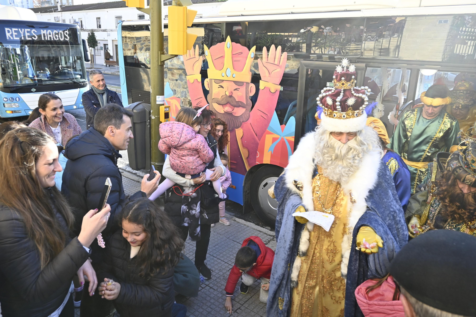 Visita de los Reyes Magos a los ancianos de los asilos de Huelva, en imágenes
