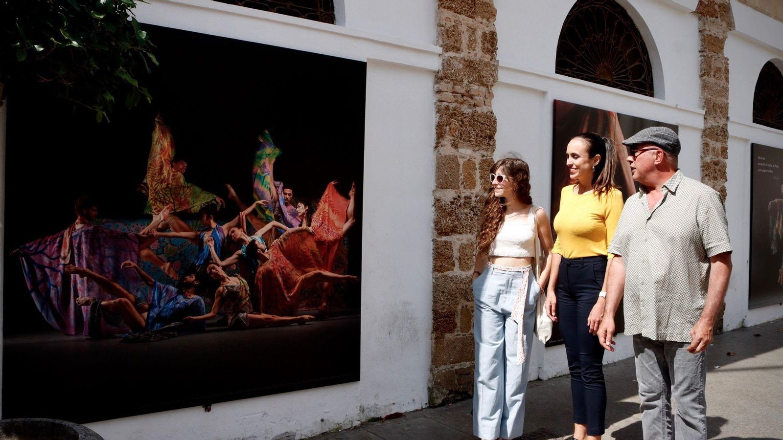 Alba Muriel, Lola Cazalilla y José Alberto López contemplan una de las obras de 'Solsticio'. Alba Muriel, Lola Cazalilla y José Alberto López contemplan una de las obras de 'Solsticio'.