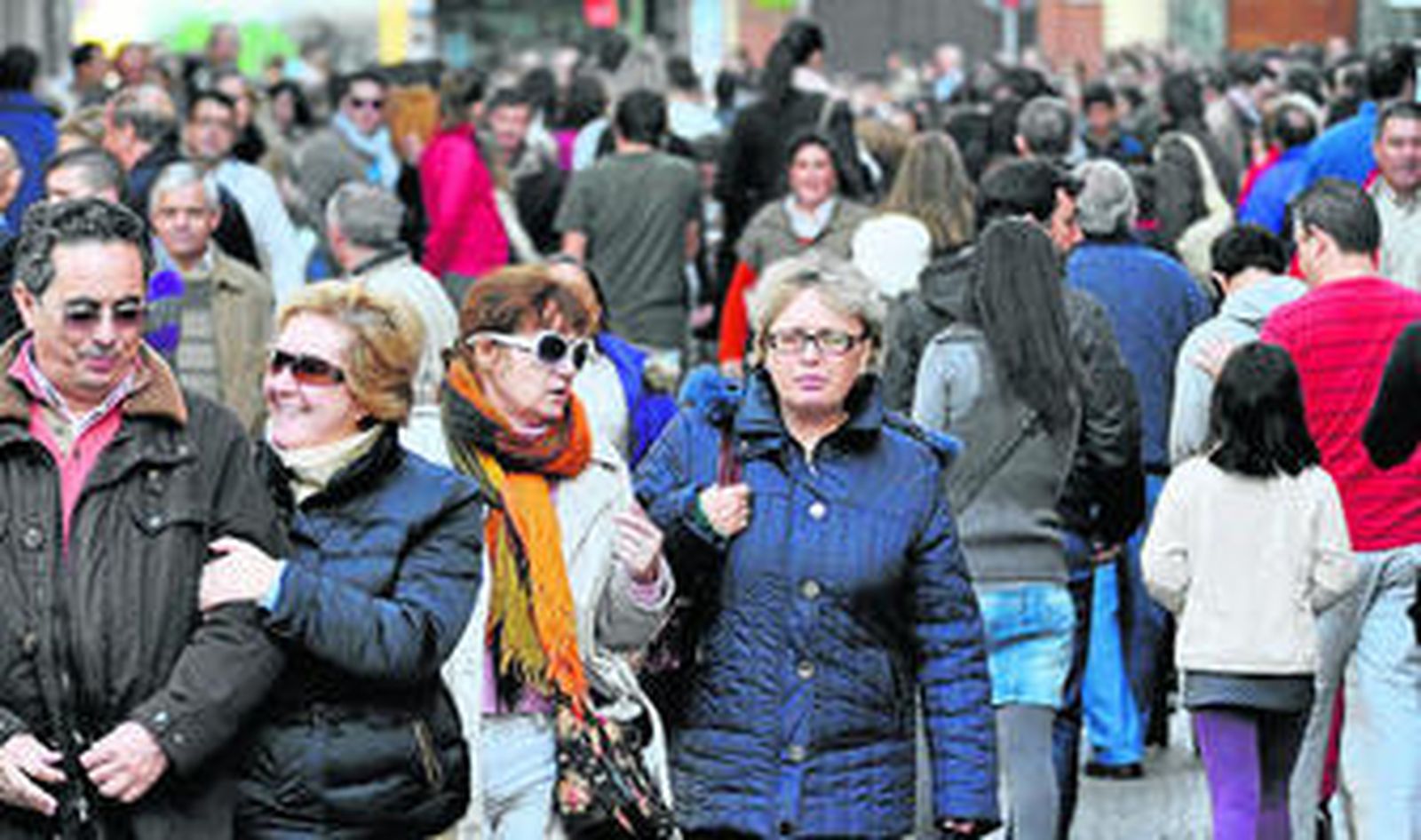 Numeroso público pasea por las calles del centro.