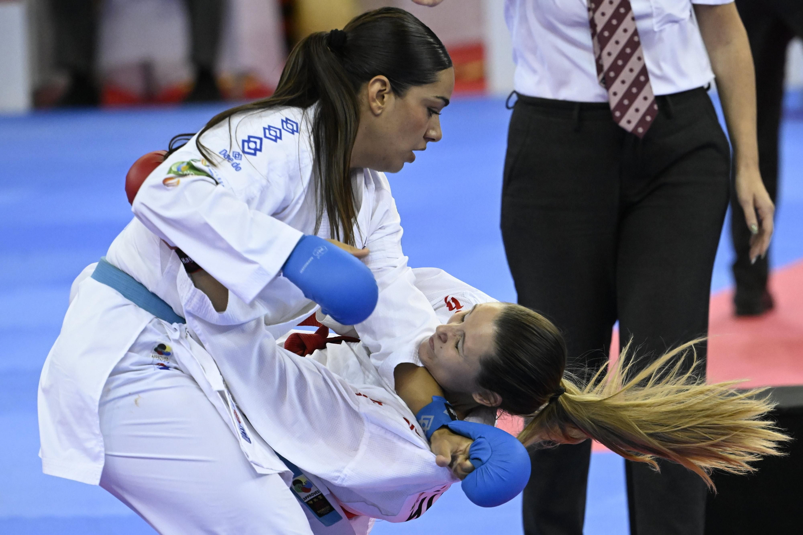 María Torres golpea a una rival en Budapest.