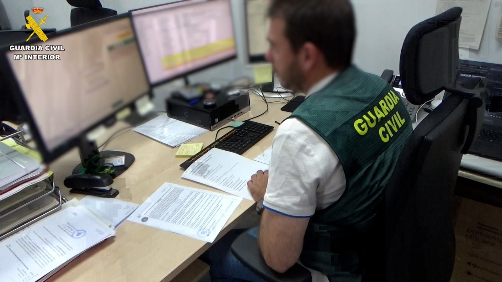 Un agente de la Guardia Civil realiza una investigación