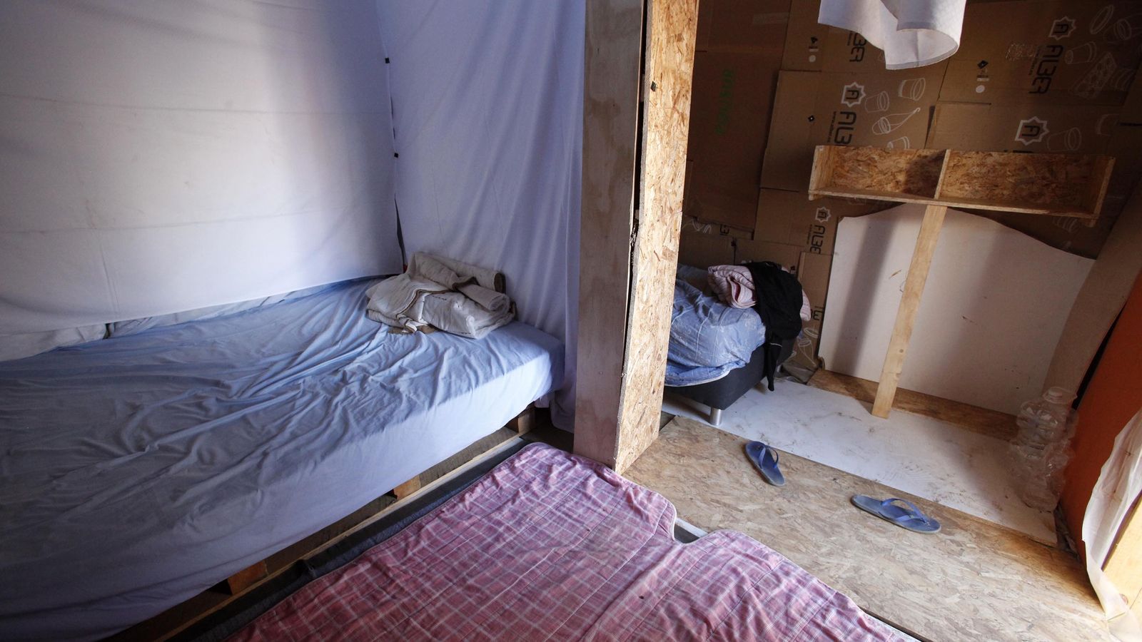 Interior de la chabola de madera y cartón que han dejado atrás los seis jóvenes.