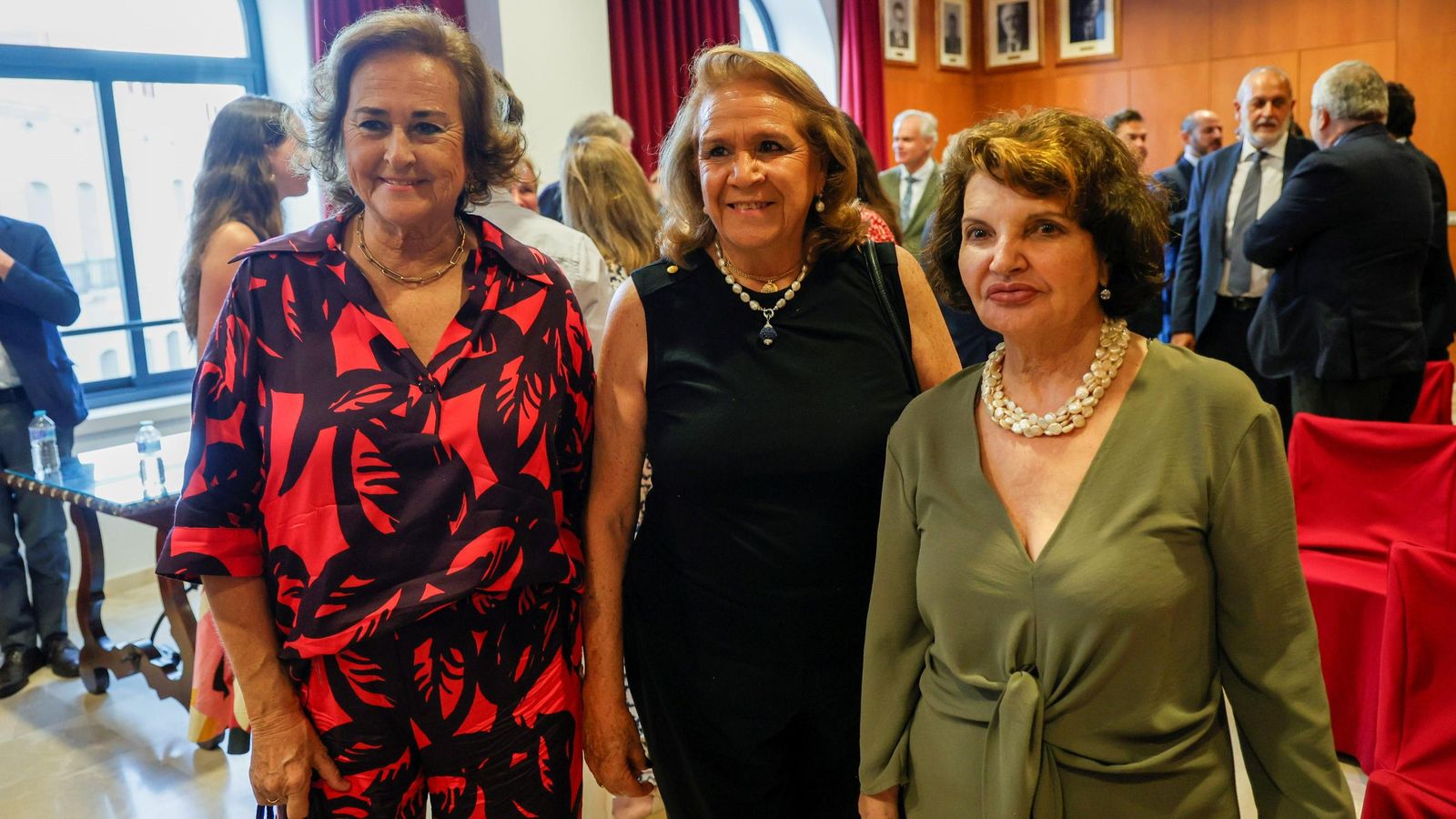 Concha Yoldi, presidenta de Persán, acudió junto a Carmen Tello, la mujer de Curro Romero, e Isabel Herce, viuda de Antonio Burgos.