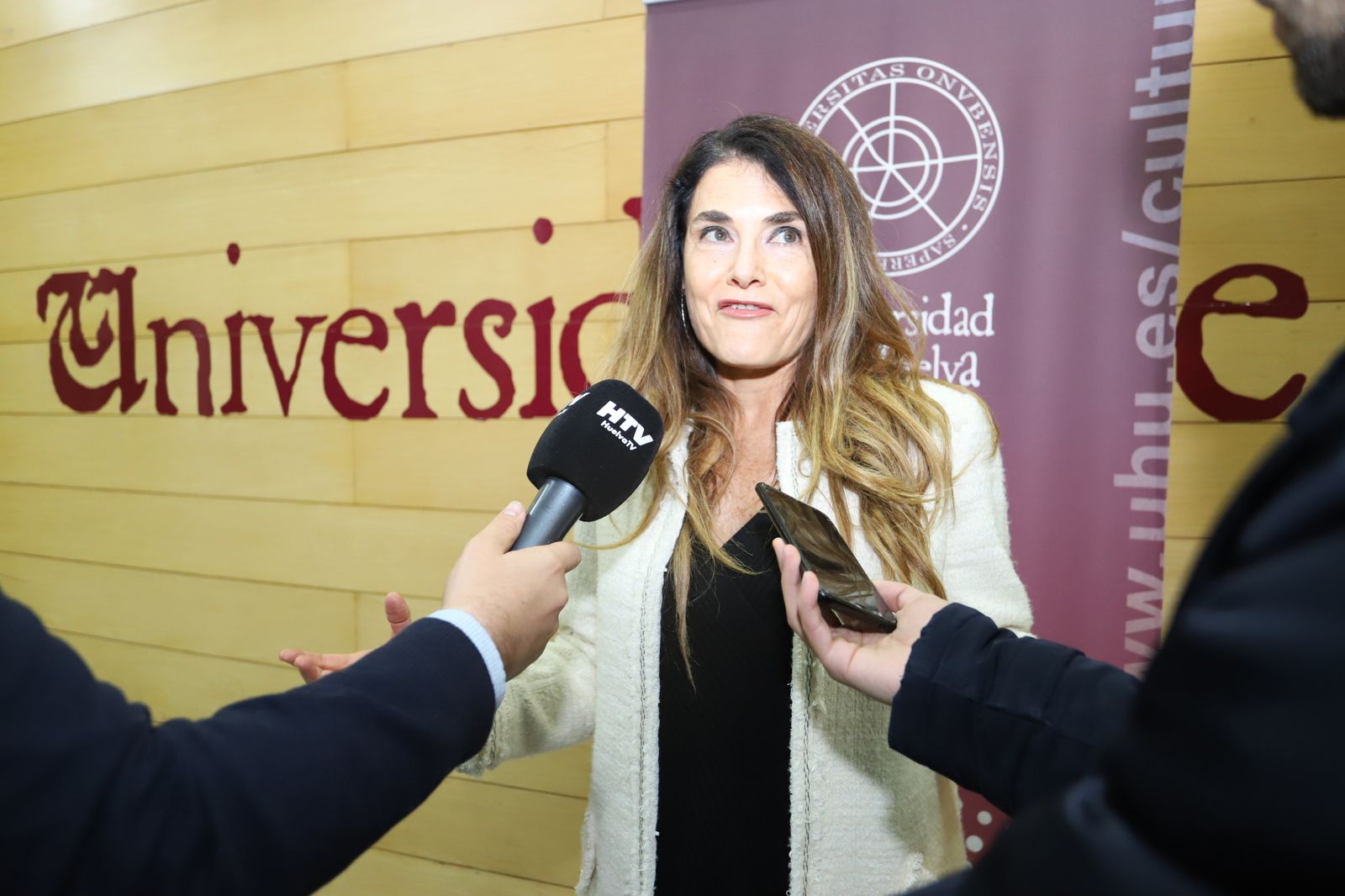 Imágenes del coloquio que ofrecieron Eva Isanta y Celia Molina sobre el papel de la mujer en el cine