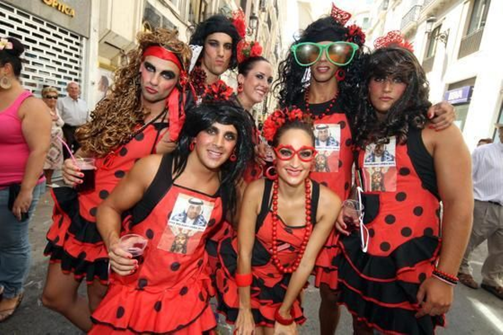 Grupo disfrazado

Foto: Punto Press