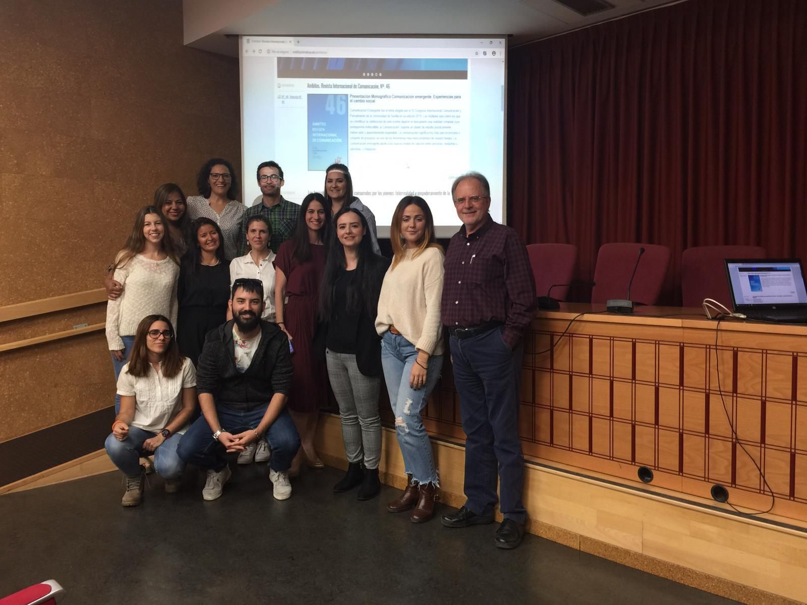 El profesor Ramón Reig junto a varios miembros del equipo de la revista 'Ámbitos. Revista Internacional de Comunicación'