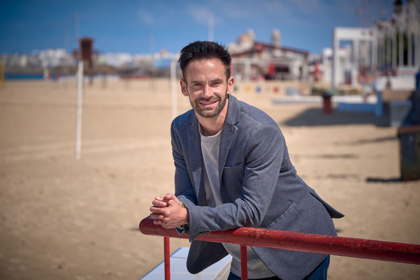 David de la Cruz posa en el Paseo Marítimo de la Playa de La Victoria.