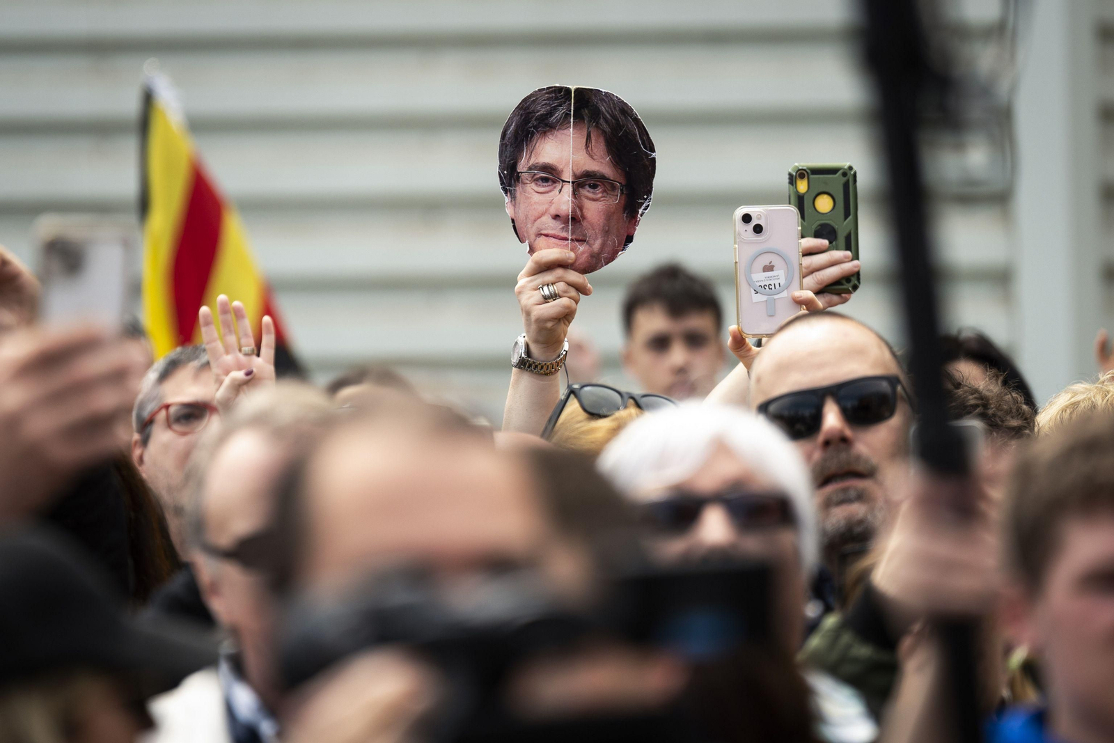 Una simpatizante de Junts porta una careta con el rostro de Carles Puigdemont en un mitin de Junts.
