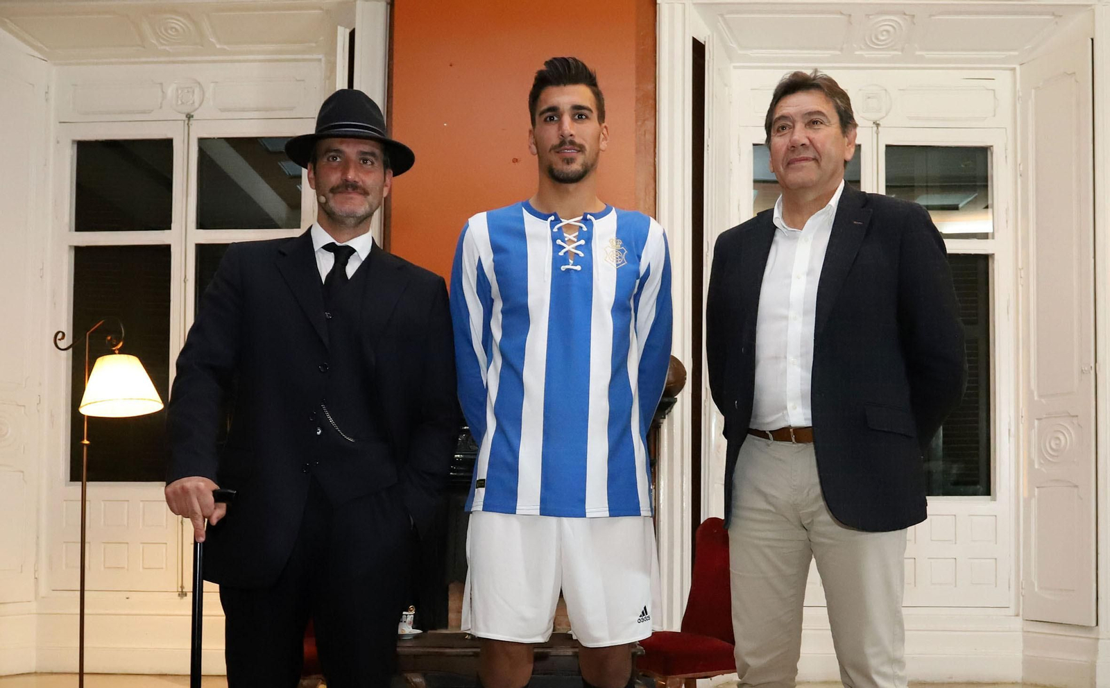 Imágenes de la camiseta del 130 aniversario del Recreativo de Huelva