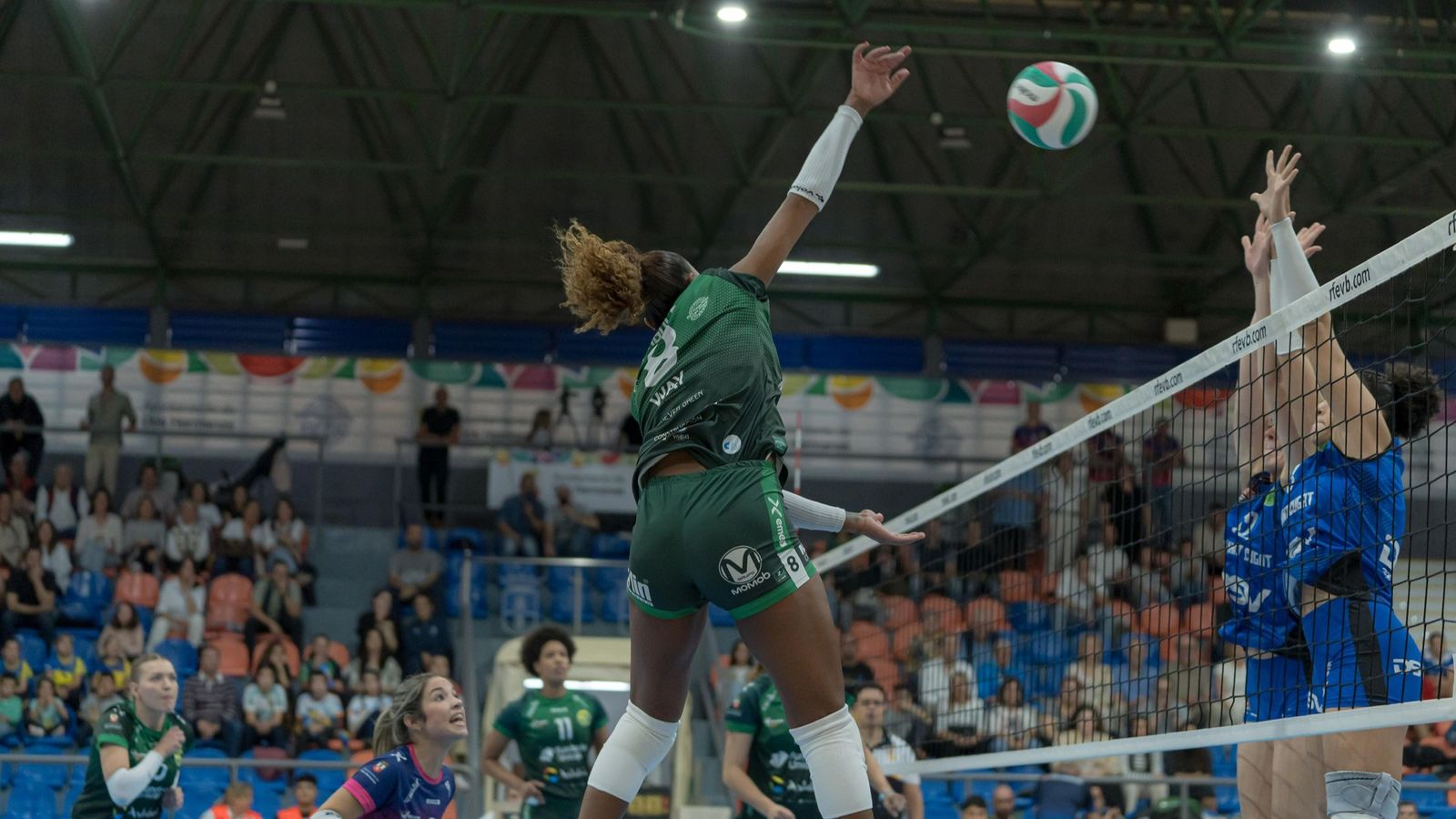 La jugadora del Esquimo Maguilaura Frías remata desde zona dos.