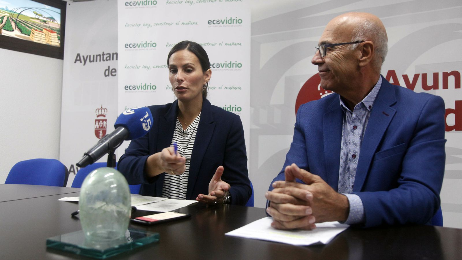 Responsables de Ecovidrio con las distinciones a los pueblos que más reciclan.