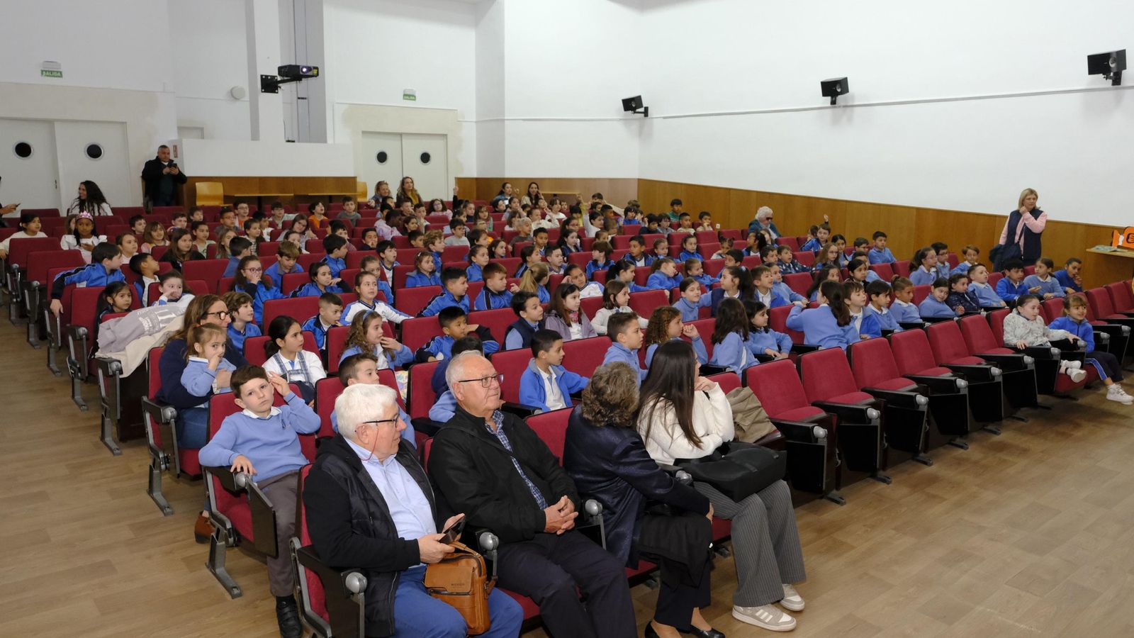 Los escolares llenaron el salón de actos de la Biblioteca Villaespesa.