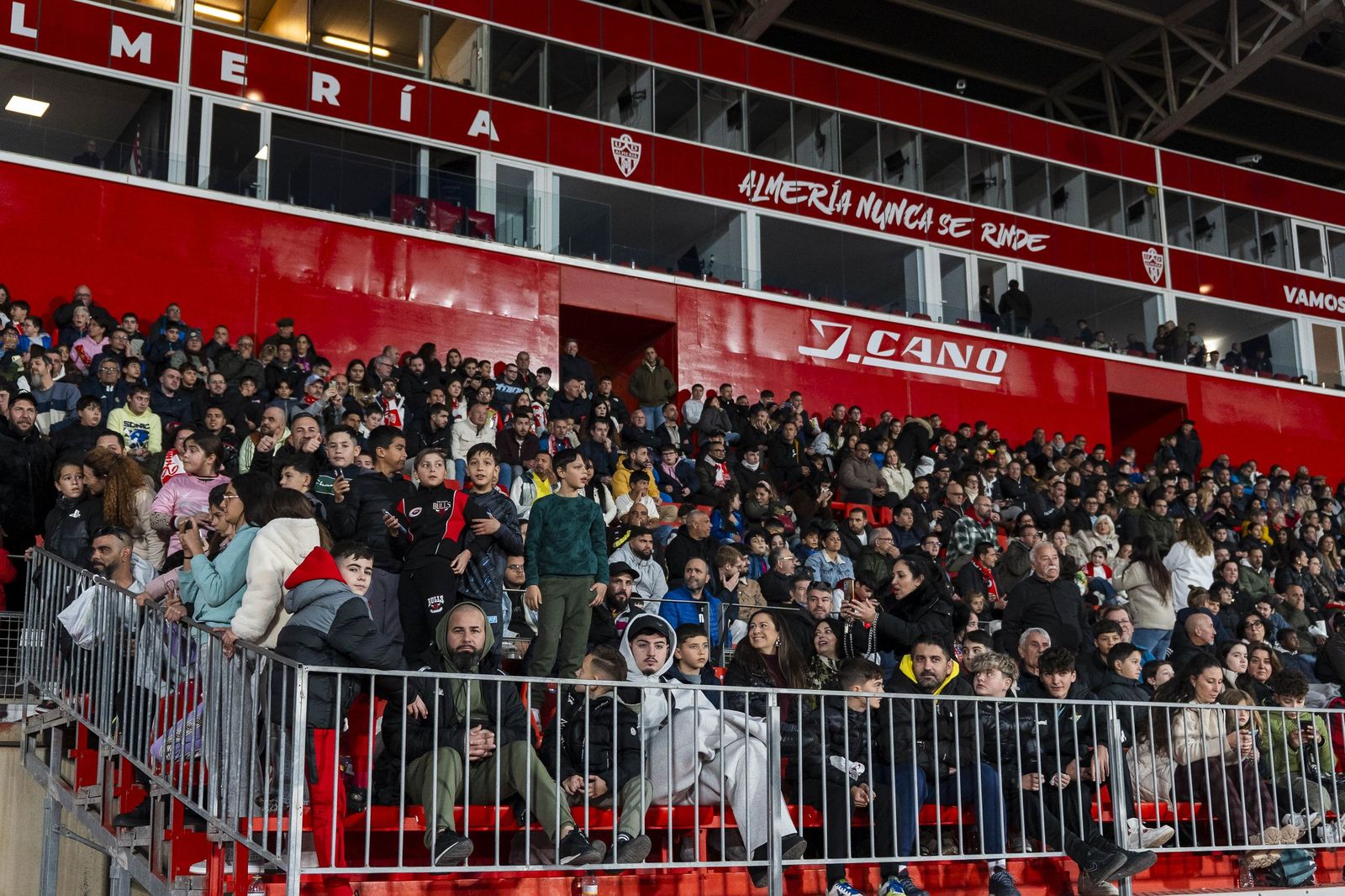 Fotogalería del partido homenaje a Guillermo Blanes entre los veteranos de la UD Almería y el FC Barcelona