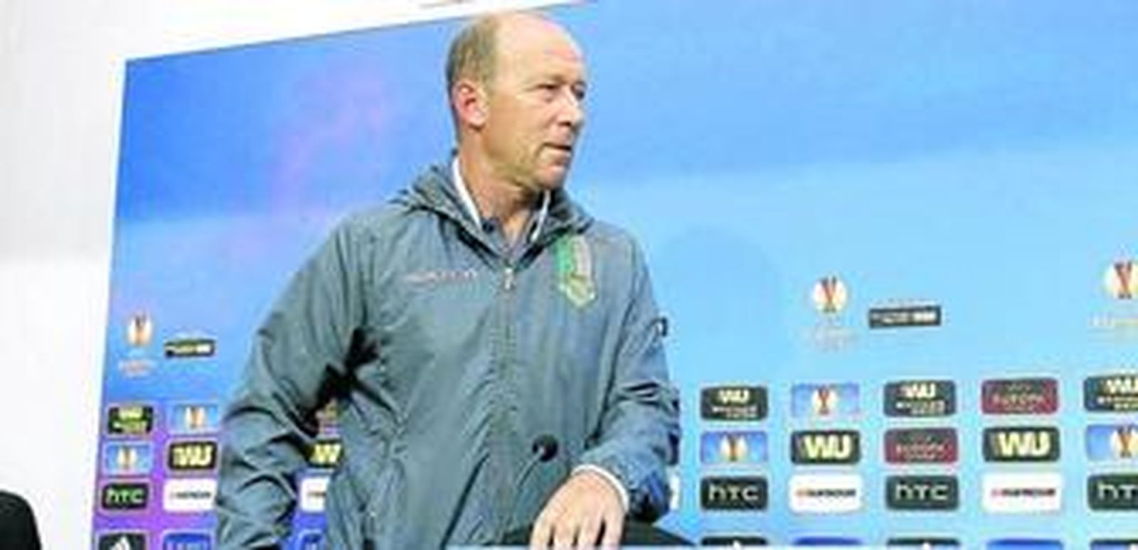 Gabriel Humberto Calderón se dispone a atender a los medios de comunicación en la sala de prensa del Ramón Sánchez-Pizjuán antes de dirigir el entrenamiento.