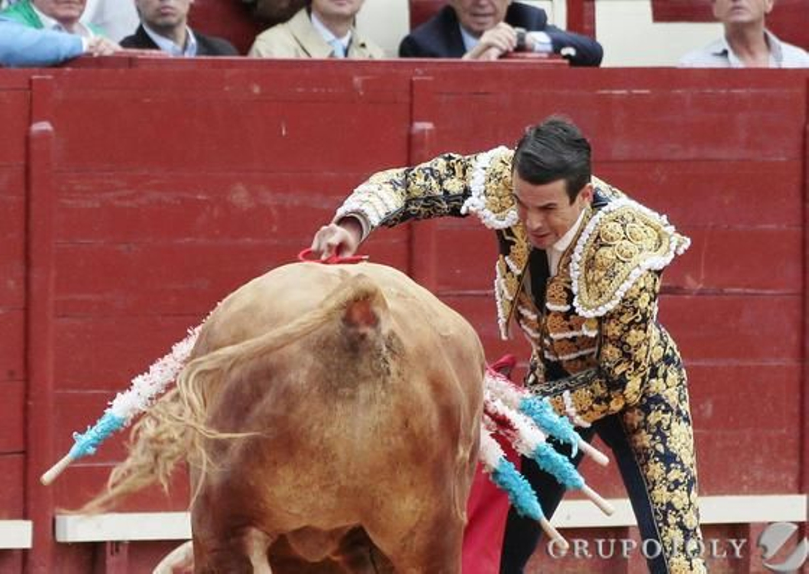 anzanares, mojándose los dedos en la suerte suprema.

Foto: Miguel Angel Gonzalez