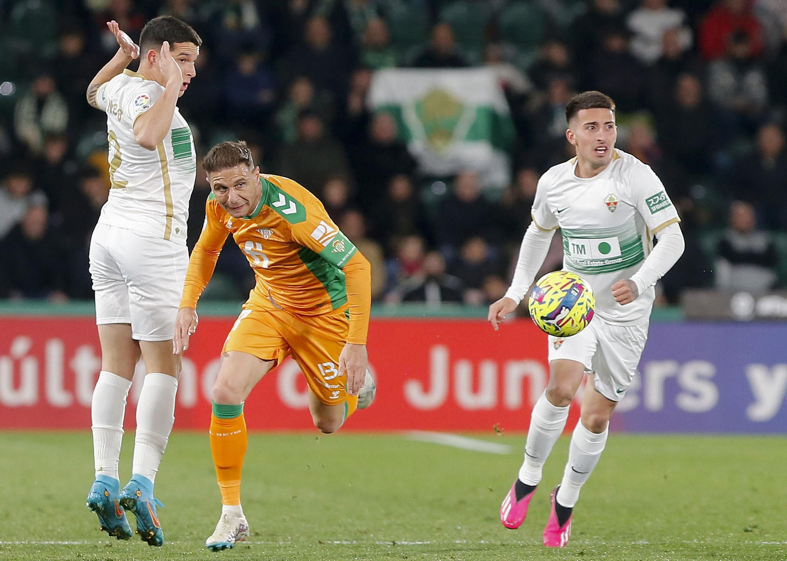 Joaquín trata de marcharse de dos rivales con el balón controlado.