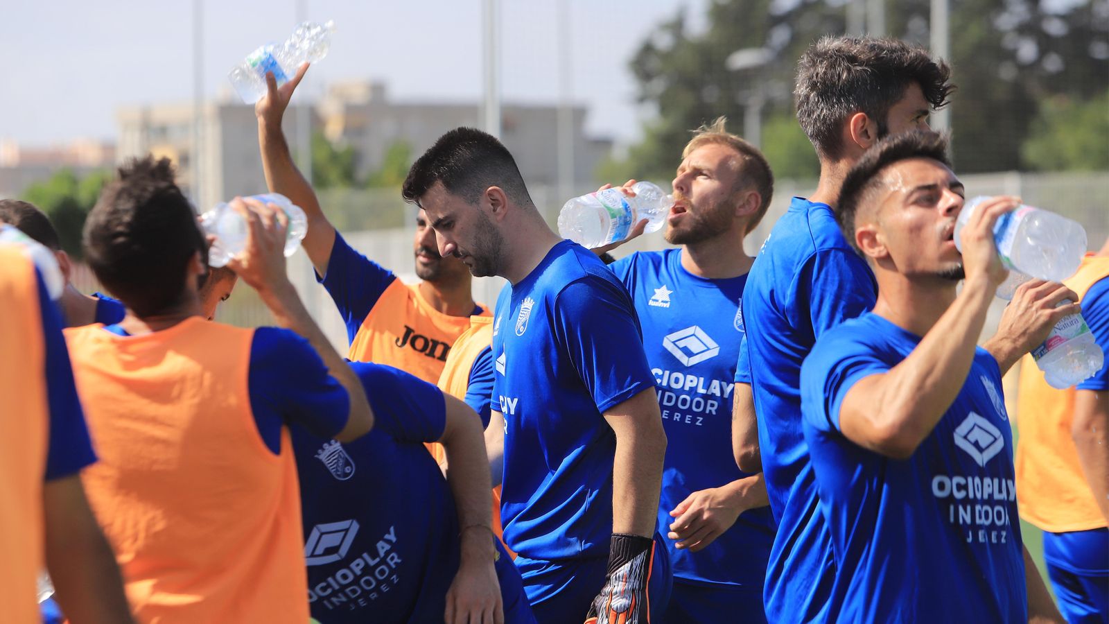 Los jugadores del Xerez CD se toman un respiro para beber en un entrenamiento en La Granja.