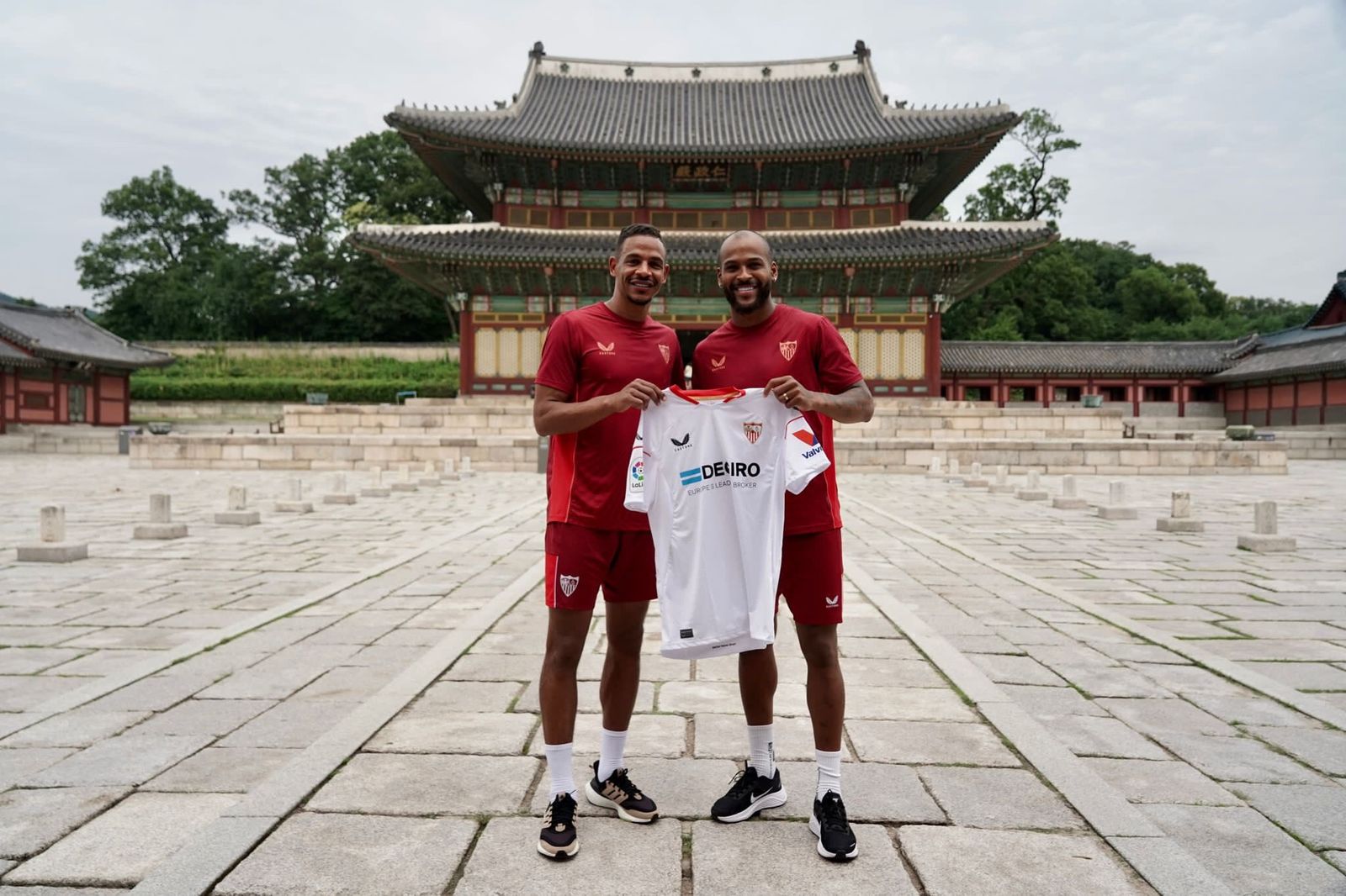 Fernando y Marcao, en una visista turística en Seúl.