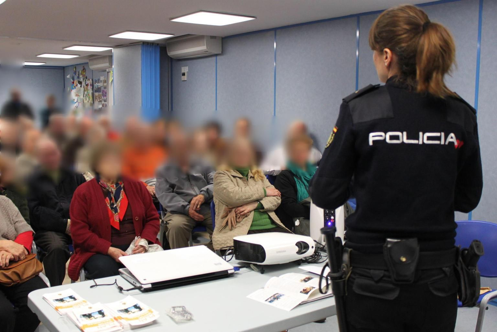 Un agente de la Policía durante una de las charlas del plan Mayor Seguridad.