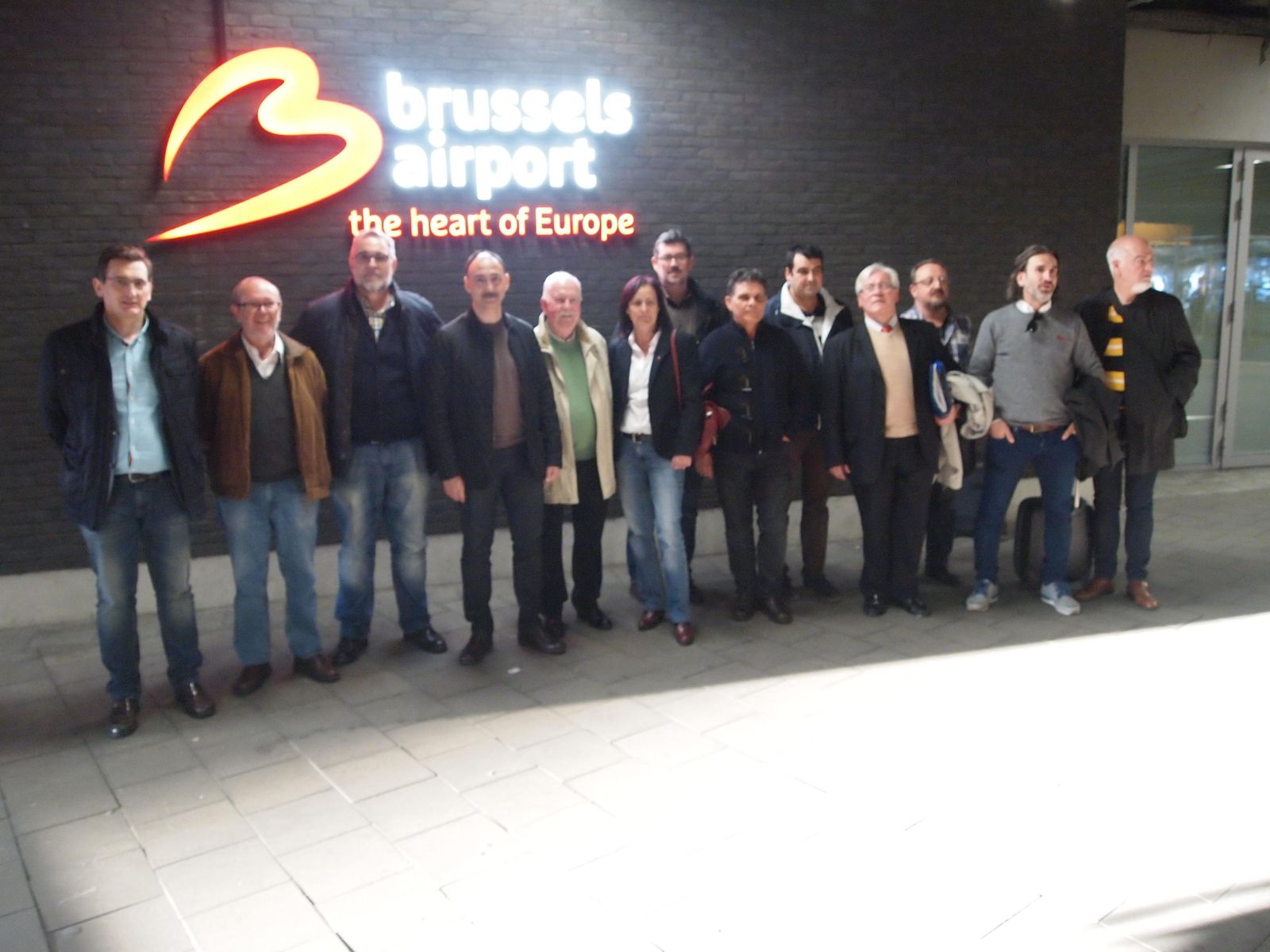 La delegación almeriense, con los integrantes de la Mesa del Ferrocarril y representantes de PSOE e Izquierda Unida, a su llegada al Aeropuerto Internacional de Bruselas.