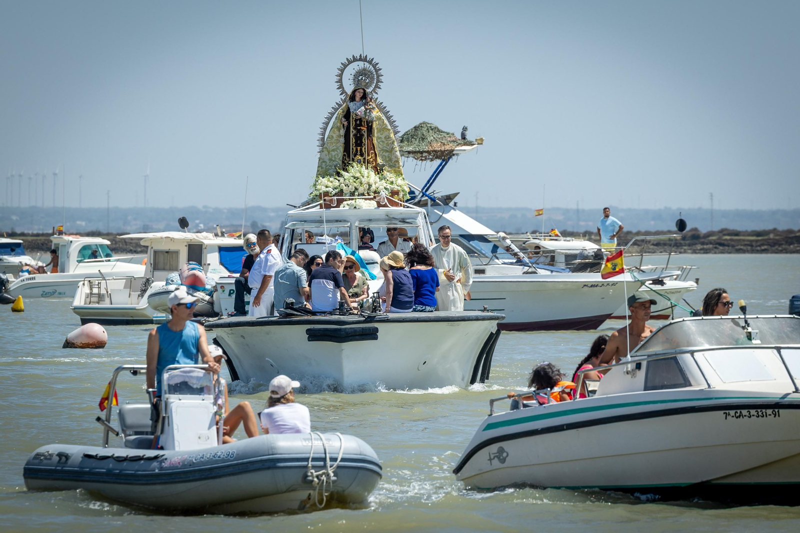 Numerosas embarcaciones acompañaron a la Virgen del Carmen de Gallineras durante la procesión marítima.