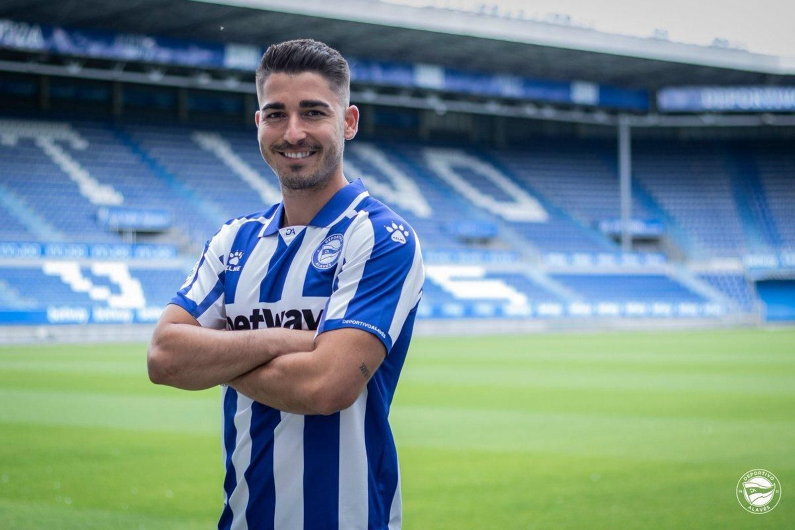 Toni Moya posa en Mendizorroza.