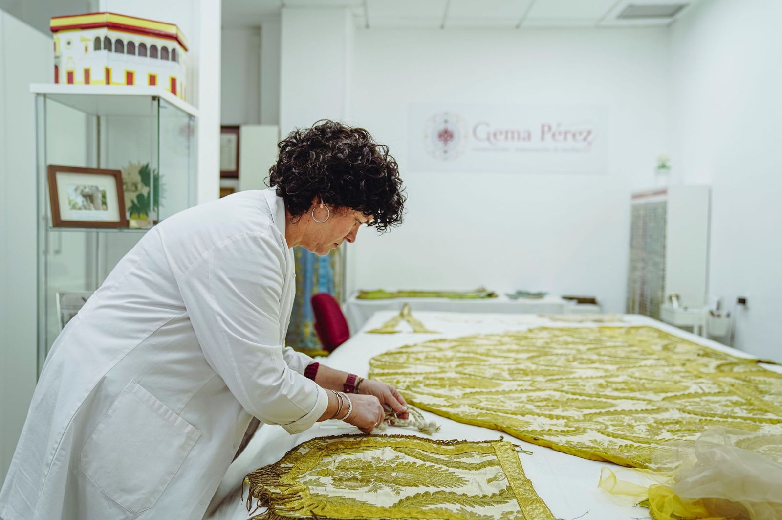 Gema Pérez prepara los hilos de seda que empleará en la restauración de una antigua capa pluvial.