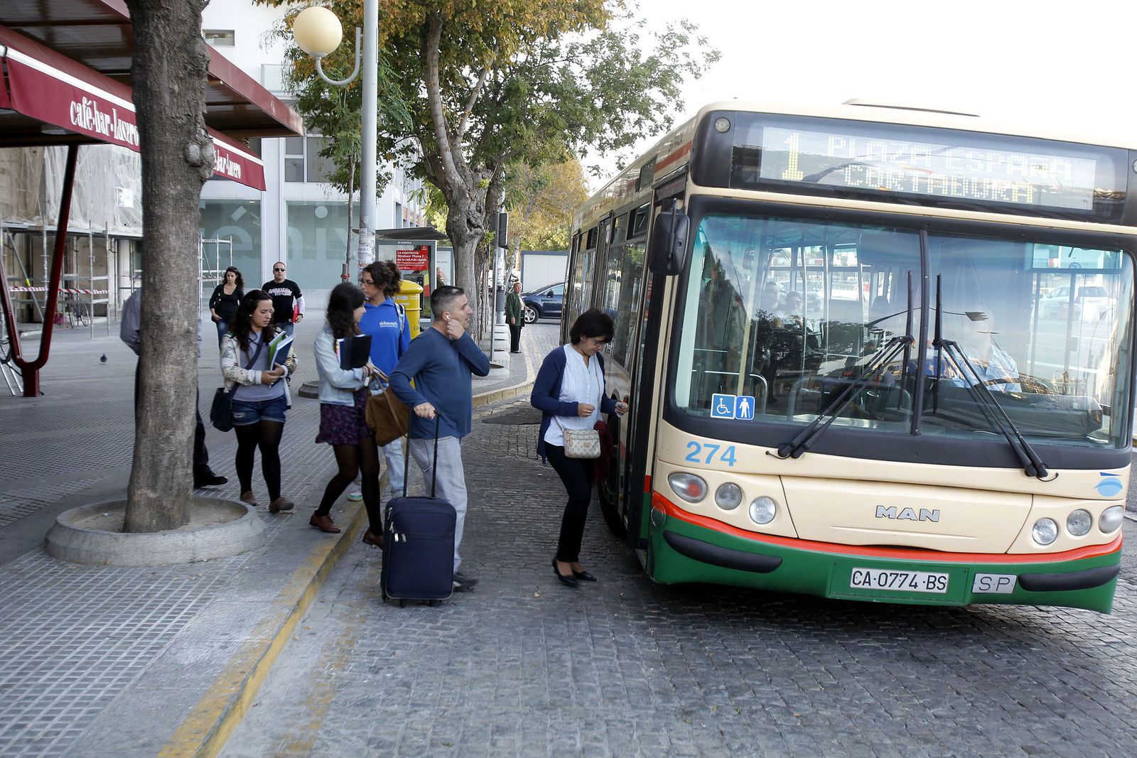 Un autobús de la línea 1 en la parada del bar Lucero.