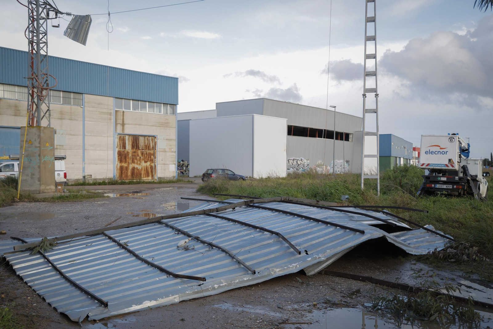 Las fotos del paso de un tornado por Alcalá del Río