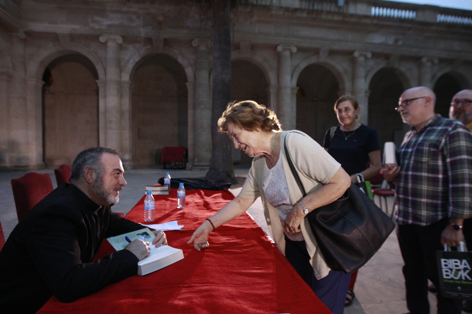 El escritor Jesús Sánchez Adalid, protagonista de Diario de los Libros, en la Catedral de Almería
