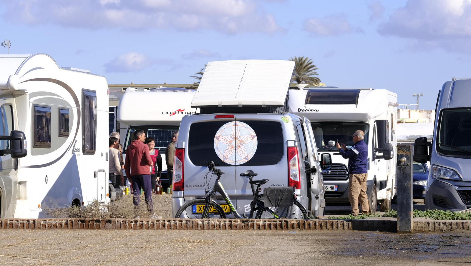 Imágenes de las caravanas estacionadas en el Parque Natural Cabo de Gata-Níjar