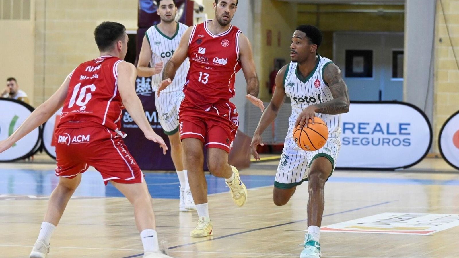 Ja'Monta Black, escolta del Coto Córdoba, sube la bola en un partido de la Copa de España.