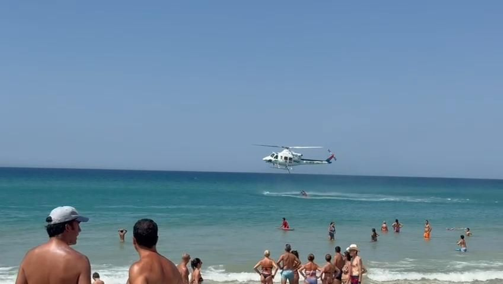Helicópteros cargan agua en la playa de Zahara de los Atunes