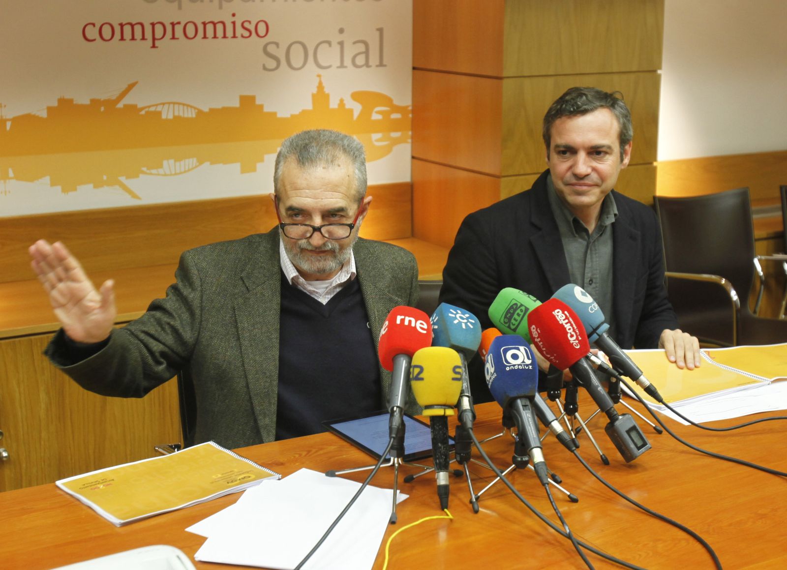 Flores y Castro durante la rueda de prensa sobre vivienda.