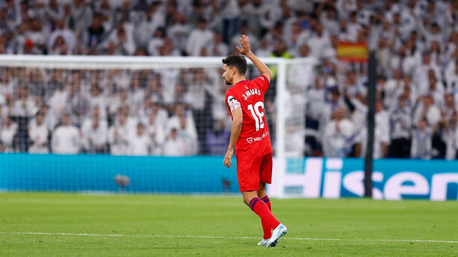 Jesús Navas salta al campo en el minuto 65 y el Bernabéu aplaude.
