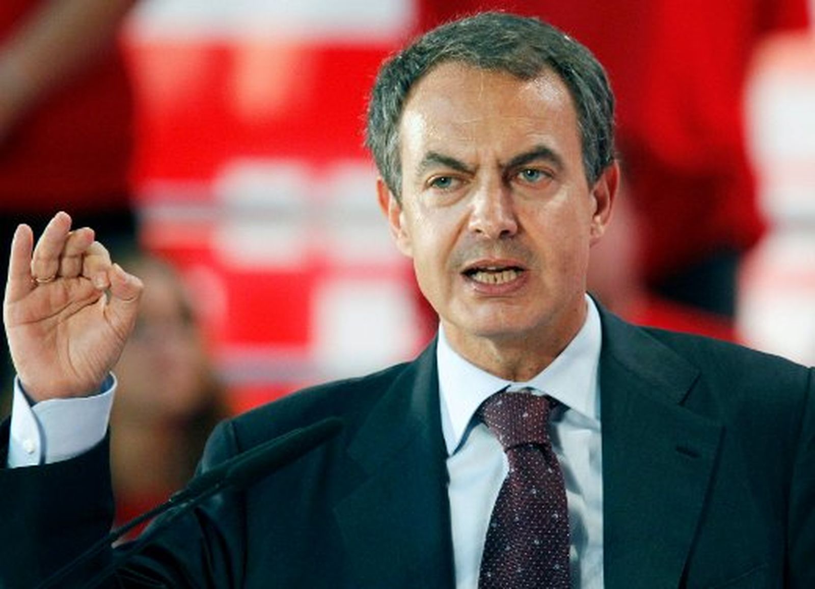 Zapatero: "Miente como un bellaco quien diga que el PSOE ha hecho recortes sociales"