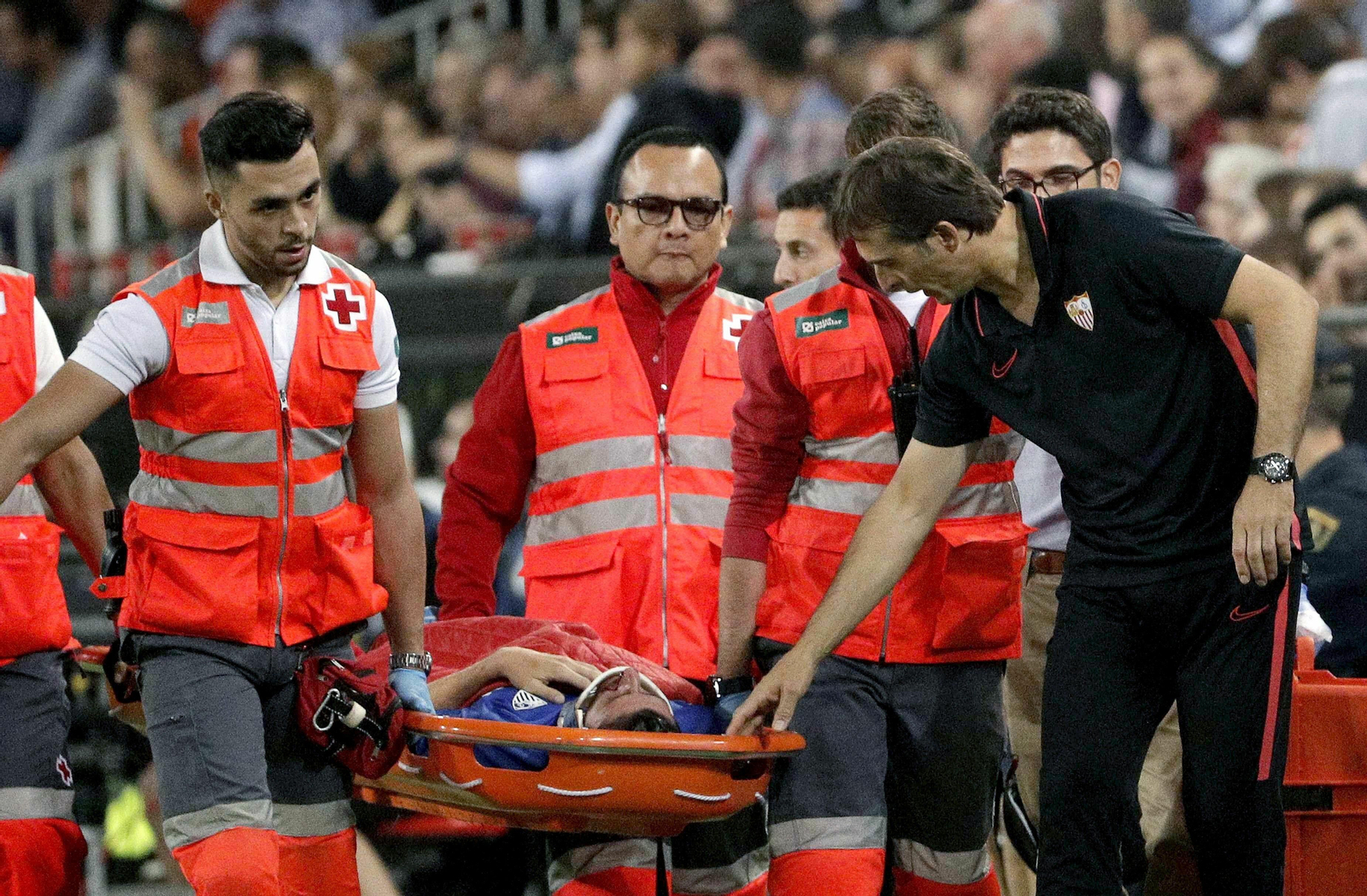 Lopetegui se interesa por el estado de Escudero tras su lesión