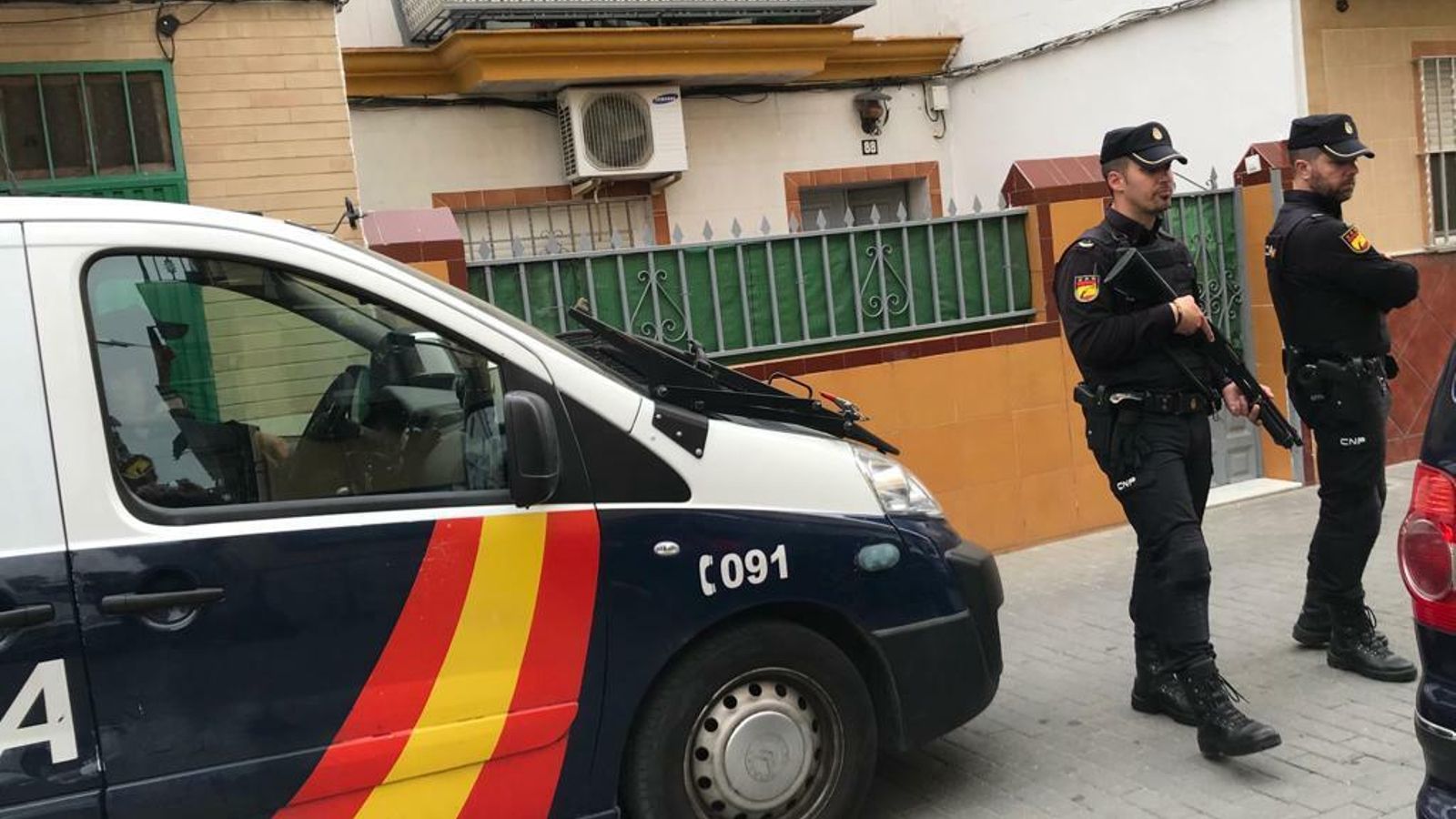 Registro en el domicilio del presunto terrorista en el barrio de Su Eminencia de Sevilla.
