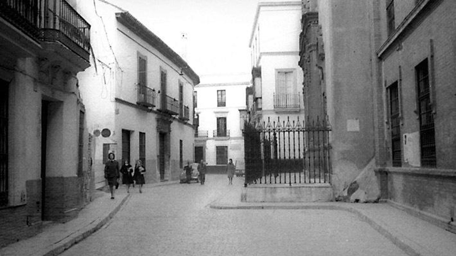 Fotgrafía antigua delLa Iglesia de Santa Cruz.
