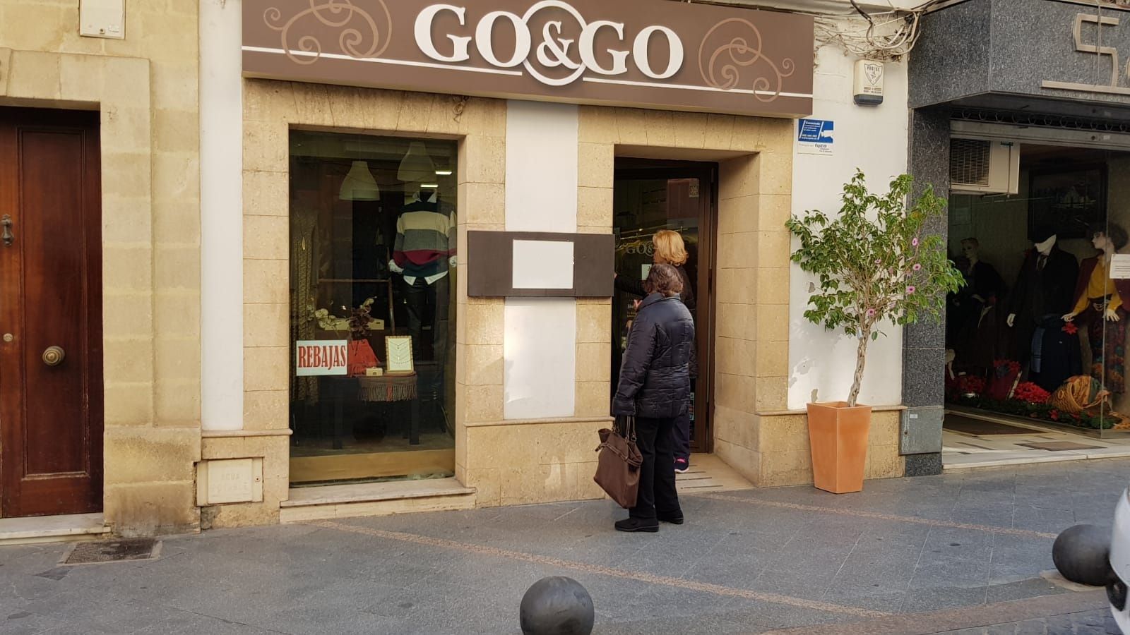 Uno de los pocos escaparates en el centro donde sí se ver un cartel de rebajas.